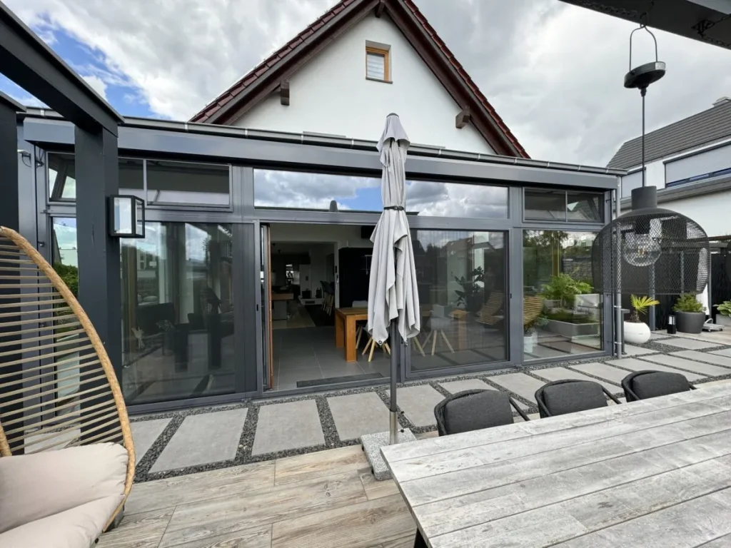 Wohnraumerweiterung in Benzendorf von der Terrasse, Schiebetür geöffnet