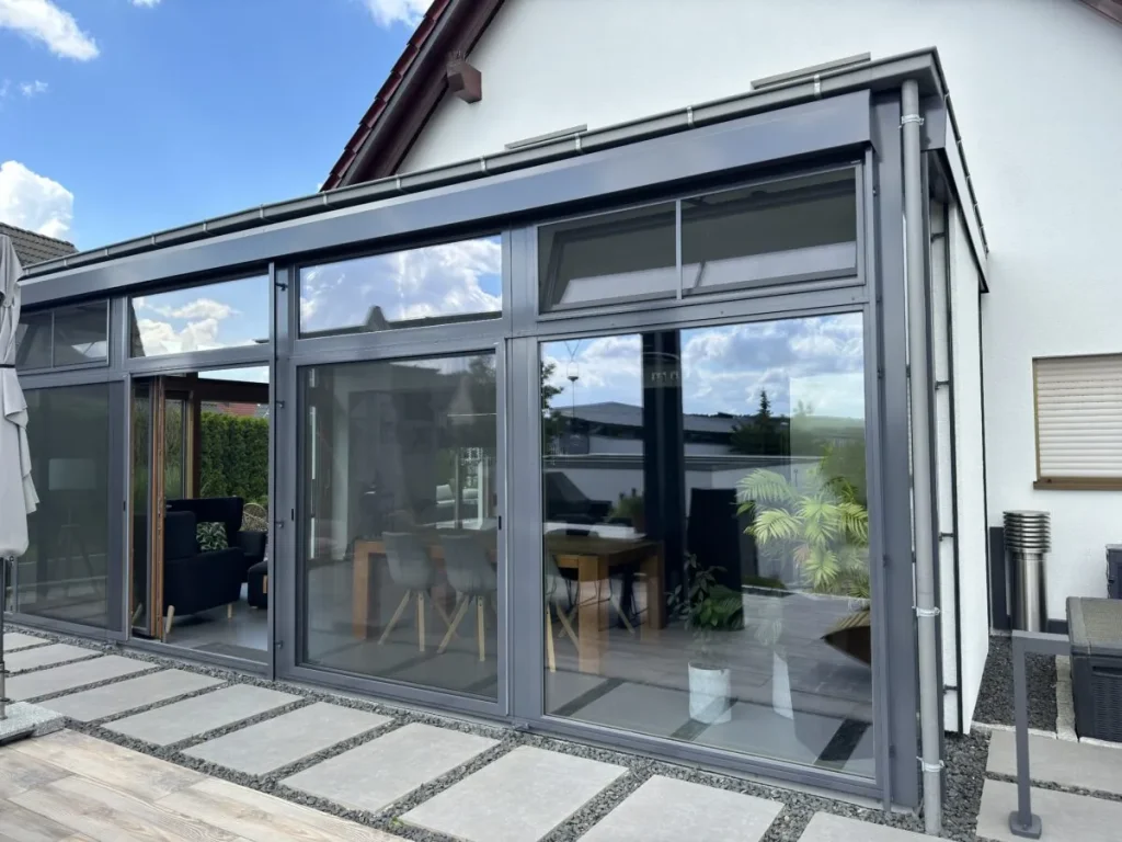 Wohnraumerweiterung mit Flachdach und Glasfront in Benzendorf, Terrasse davor