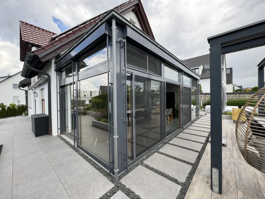 Wohnraumerweiterung Benzendorf an der Hausecke, Blick entlang der Glasfront