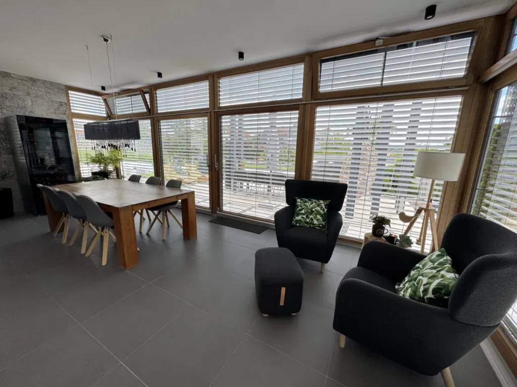 Esstisch und Sessel im Anbau Benzendorf, Holzprofile innen, Jalousien
