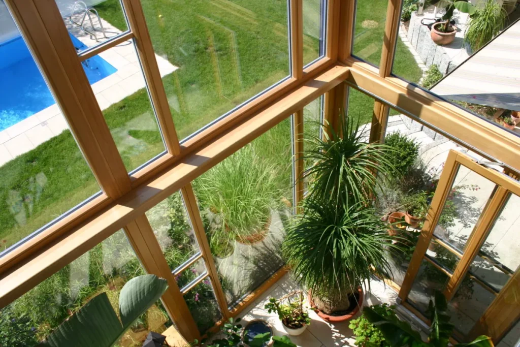 Blick von der Galerie im Wintergarten Bubenreuth nach unten und auf den Pool