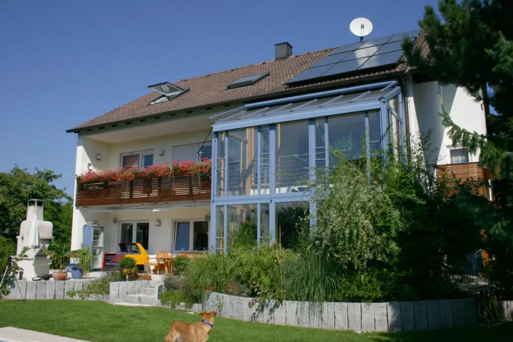 Zweistöckige Glaskonstruktion um den Balkon eines Hauses in Bubenreuth