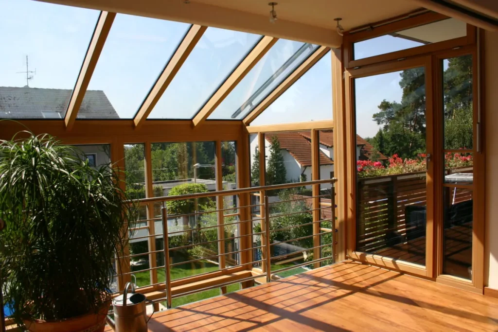 Wintergarten in Bubenreuth: Holz innen, Blick zum Balkon