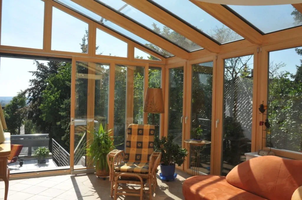 Warmwintergarten in Buckenhofen von innen: Sitzgruppe unter dem Holzdach mit Aluminium außen