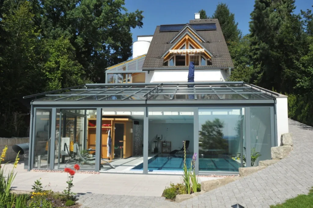 Wintergarten in Buckenhofen von der Gartenseite, Pultdach mit Aluminiumverkleidung
