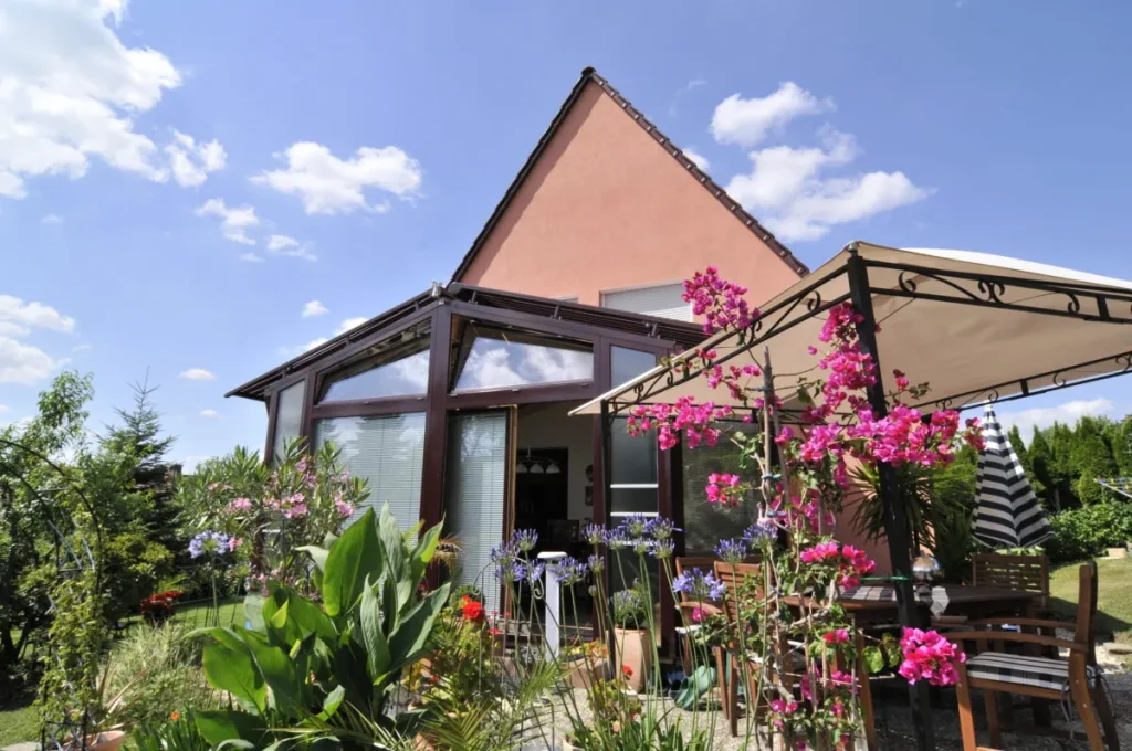 Wintergarten Burk von der Terrasse mit Pavillon