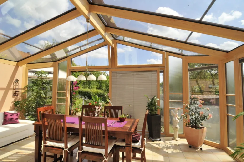 Wintergarten in Burk: Satteldach aus Glas von innen