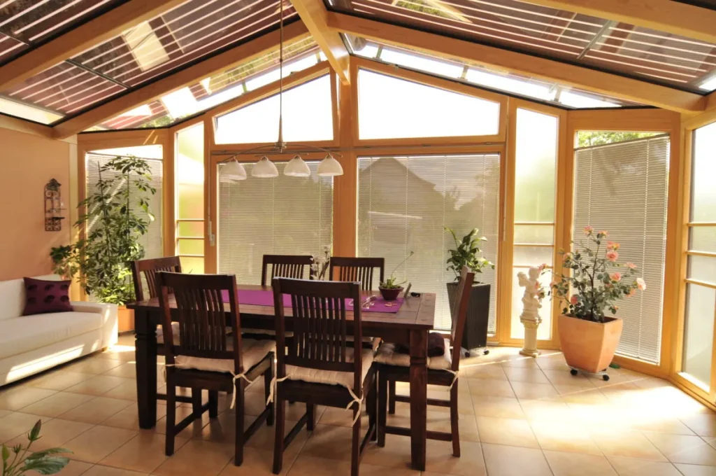 Faltstore unter dem Glasdach im Wintergarten Burk