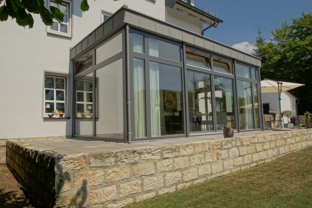 Flachdachanbau mit bodentiefen Glaselementen an einer Villa in Coburg