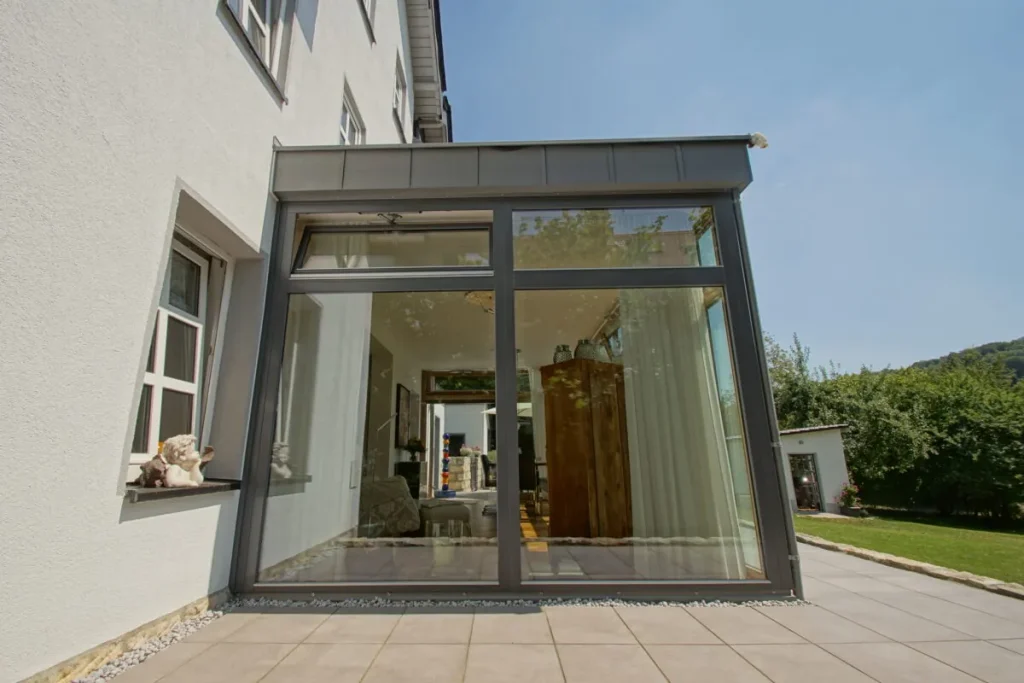 Stirnseite des Anbaus in Coburg, Blick durch die Glasfront ins Esszimmer