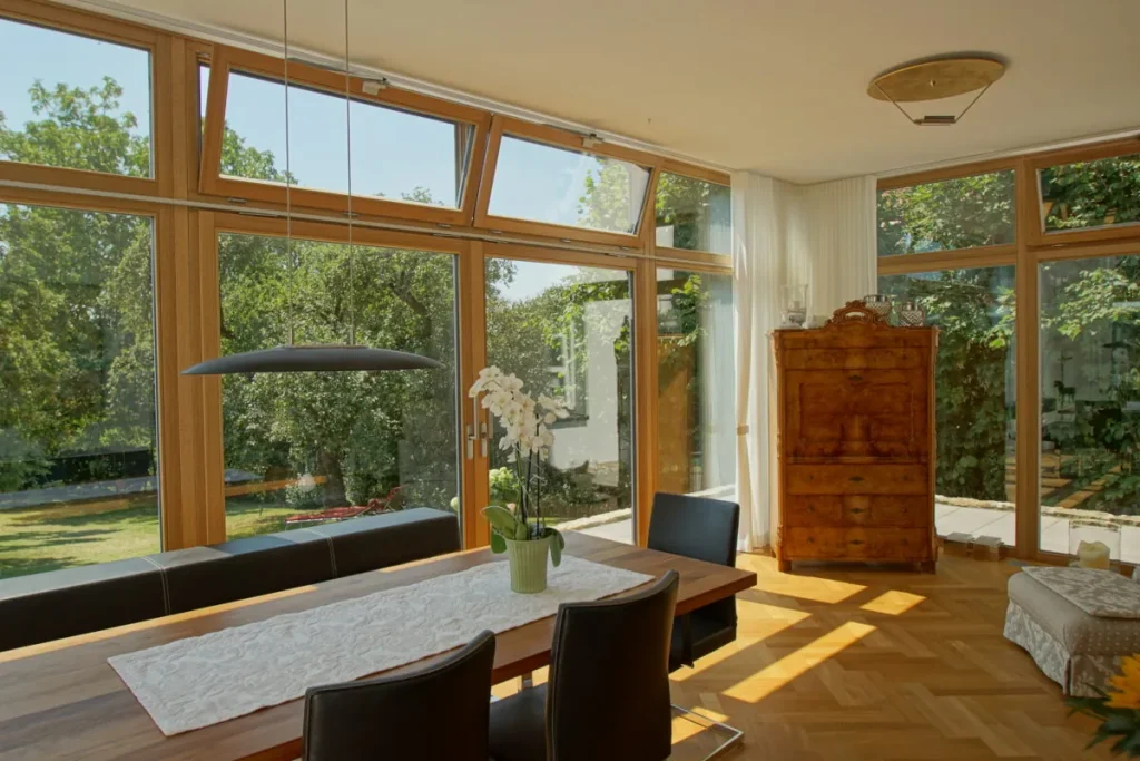 Esszimmer im Anbau Coburg mit Holzprofilen innen und Parkett