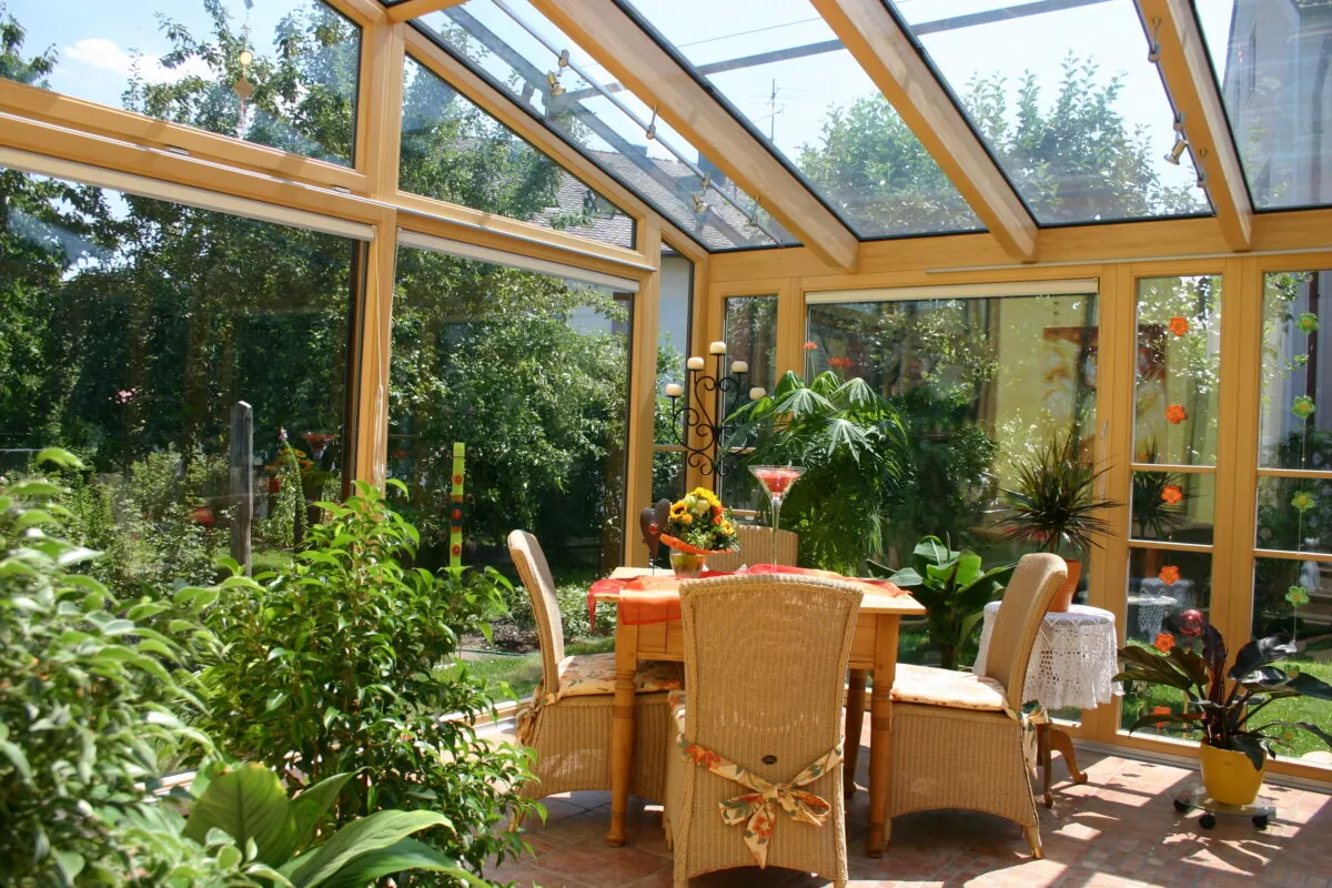Wintergarten in Dechsendorf: Holz innen, Glasdach, Blick in den Garten