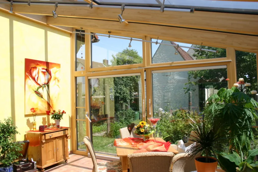 Gelbe Hauswand und Glasfront im Wintergarten Dechsendorf