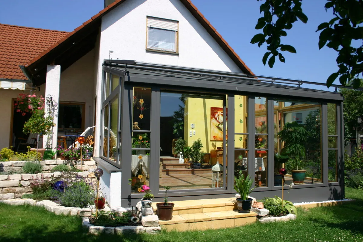 Pultdach-Wintergarten in Anthrazit an der Giebelseite eines Einfamilienhauses in Erlangen-Dechsendorf