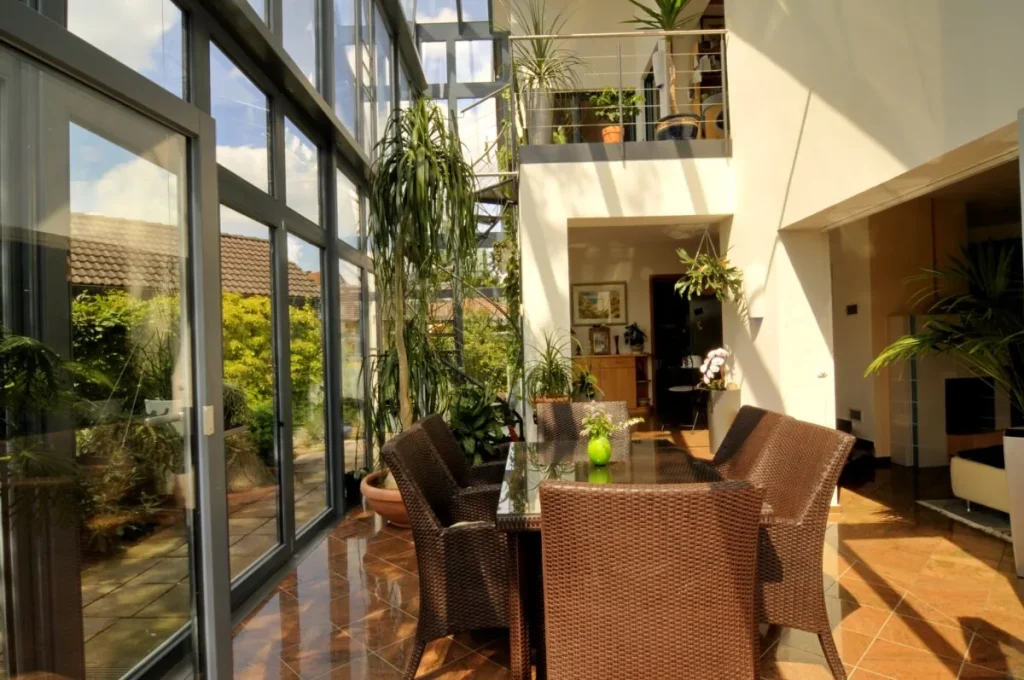 Esstisch im Erdgeschoss des Glasvorbaus in Fürth, Blick auf die Galerie