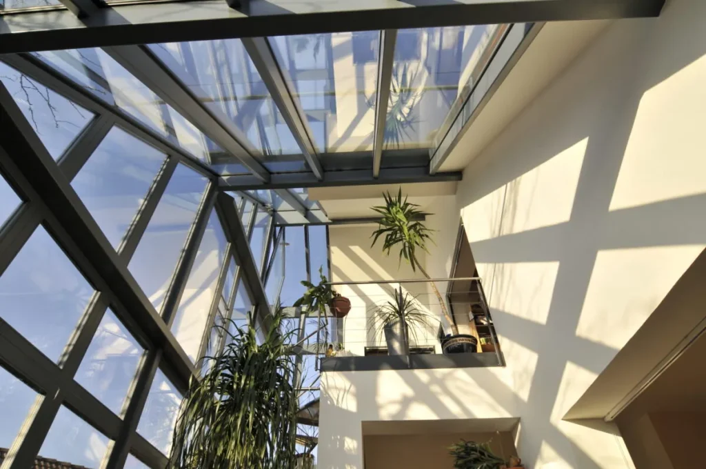 Blick nach oben unter das Glasdach des dreigeschossigen Wintergartens in Fürth
