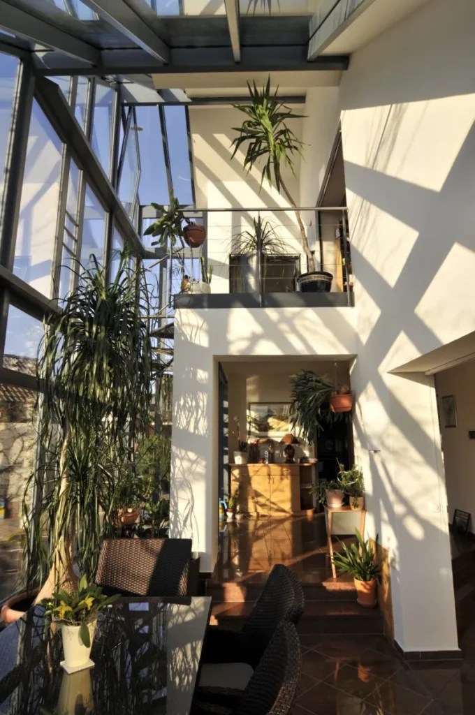 Glasraum in Fürth über drei Ebenen mit Pflanzen und Galerien