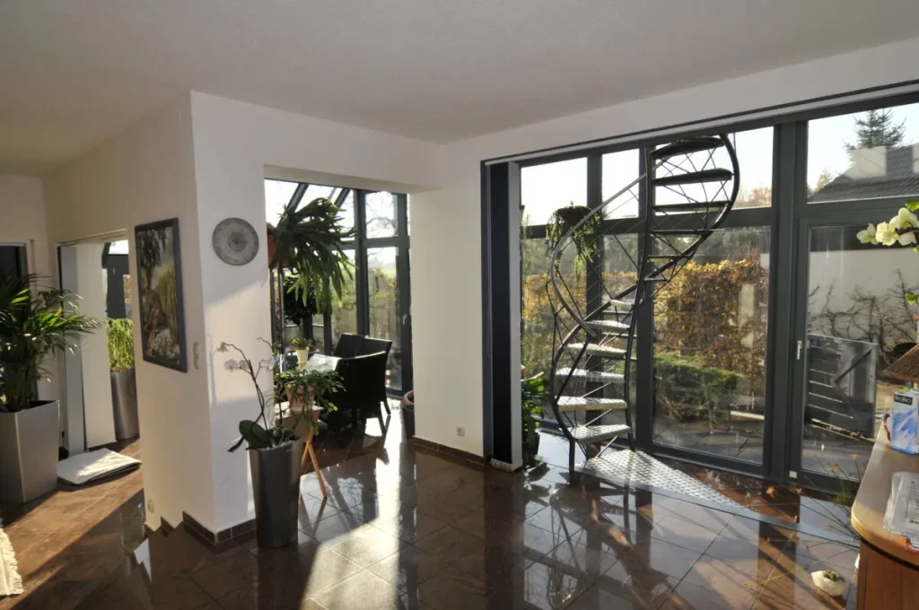 Wendeltreppe hinter der Glasfront im Vorbau Fürth
