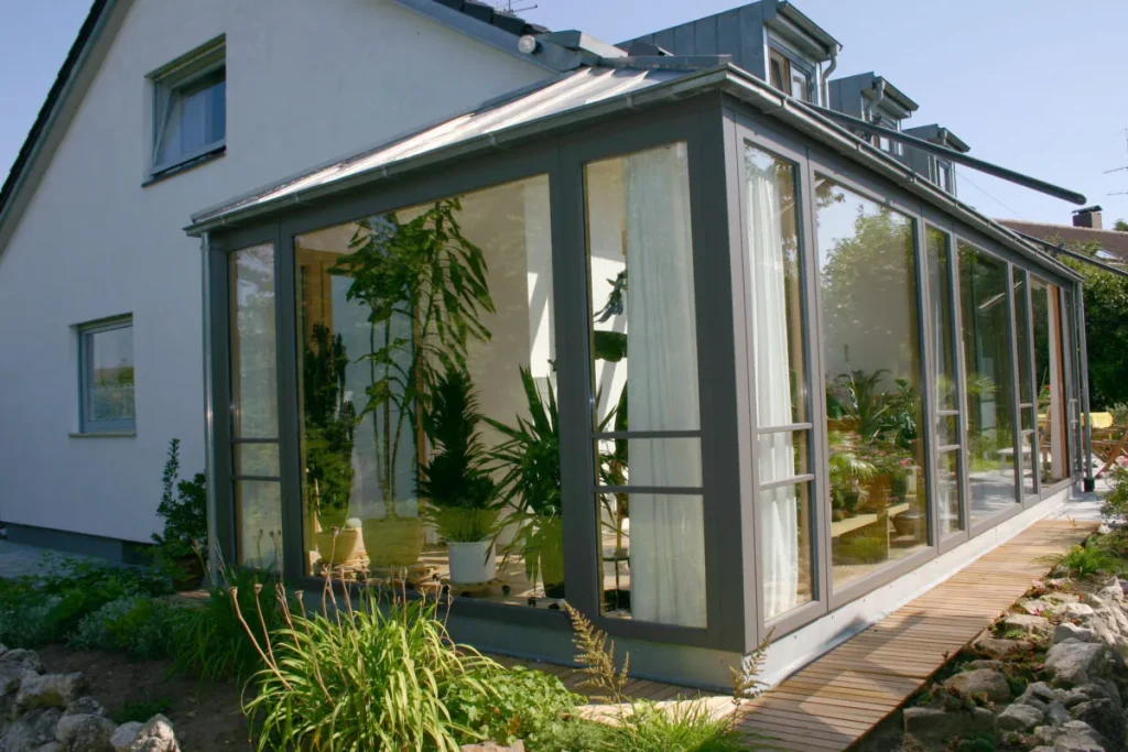 Pultdach-Wintergarten in Großenseebach mit Aluminiumschale außen