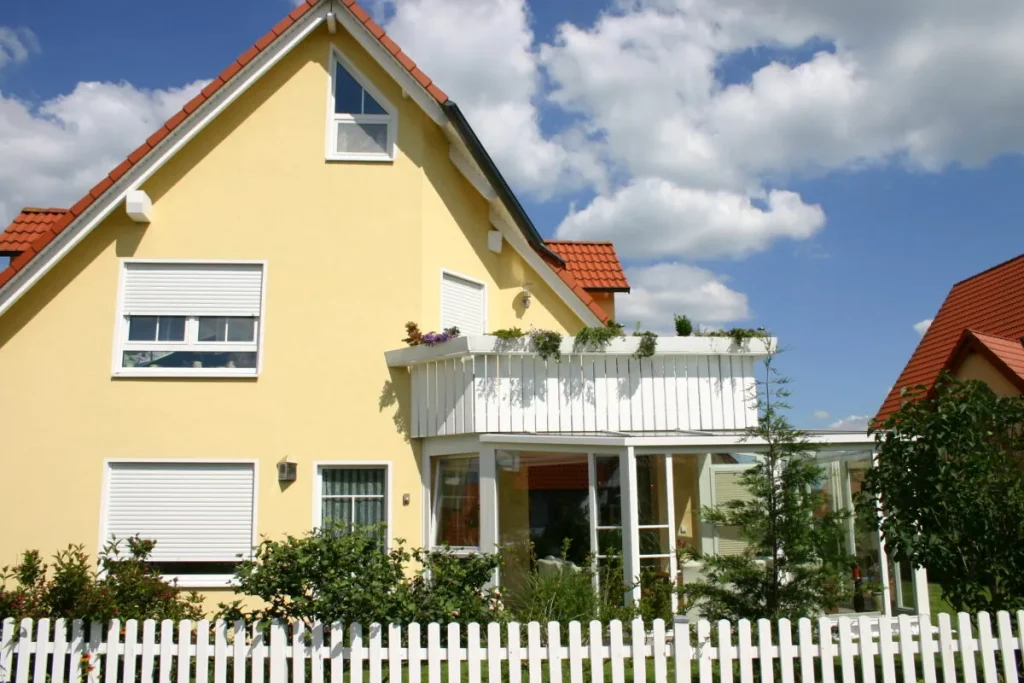 Haus in Hausen mit Balkon und Wintergarten darunter von der Straße