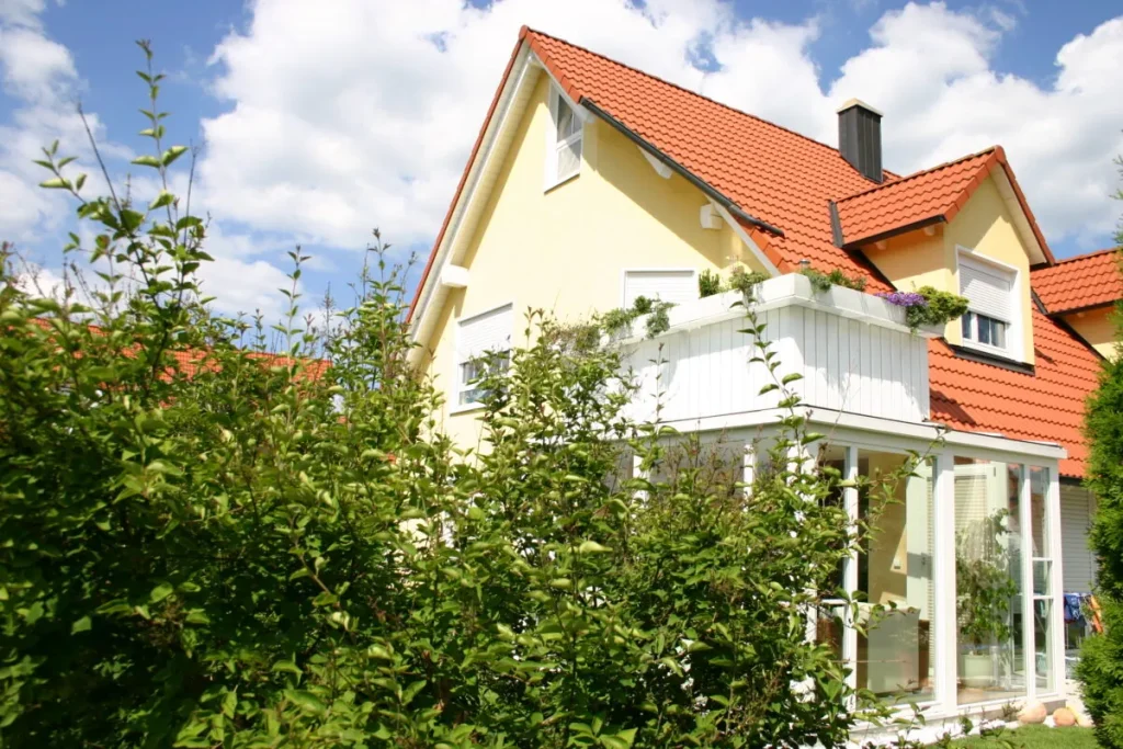 Wintergarten Hausen von der Gartenseite mit Rosen