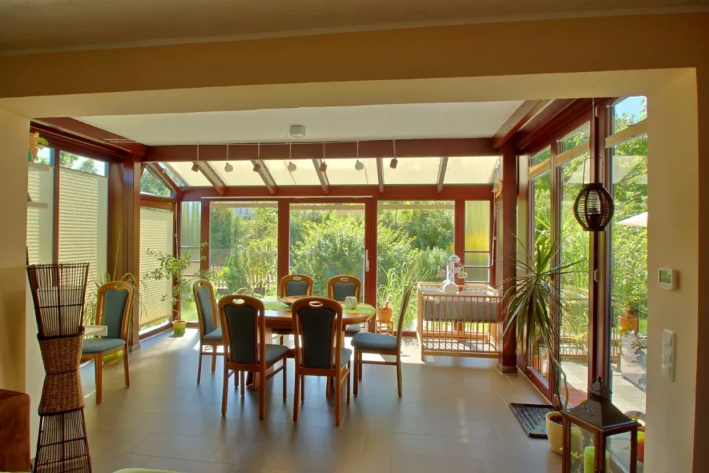 Wohnwintergarten in Heiligenstadt, offen zum Wohnraum, Esstisch vor der Glasfront