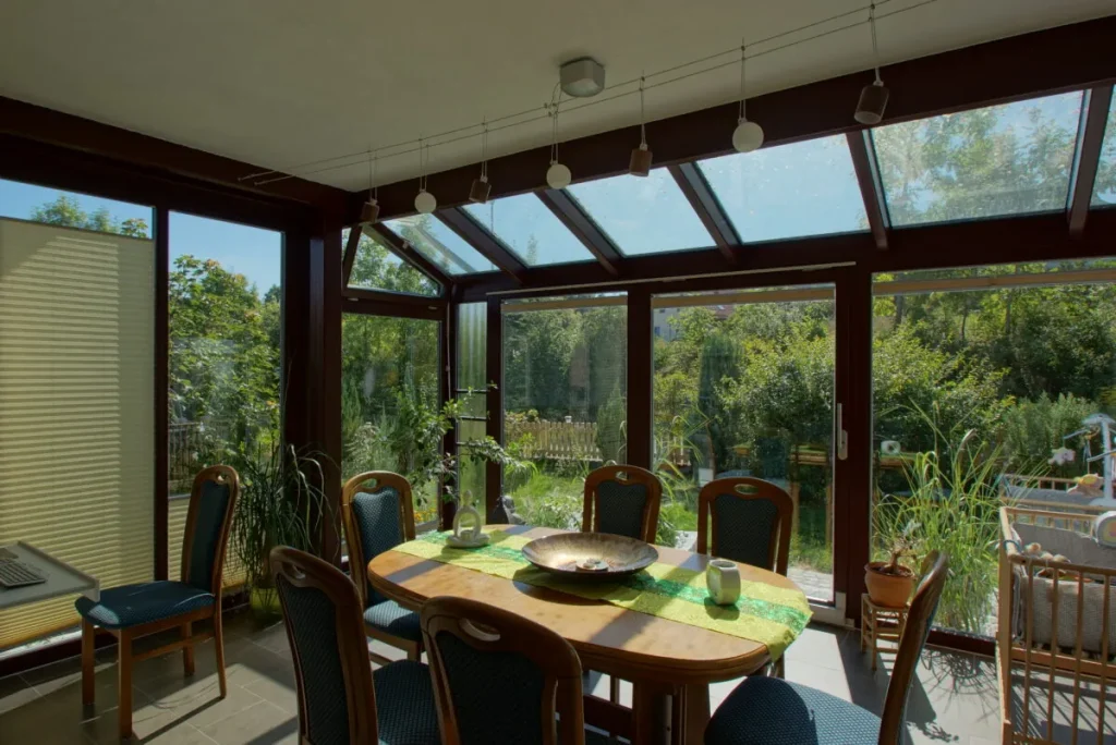 Esstisch unter dem Glasdach im Wintergarten Heiligenstadt, Plissees an der Seite