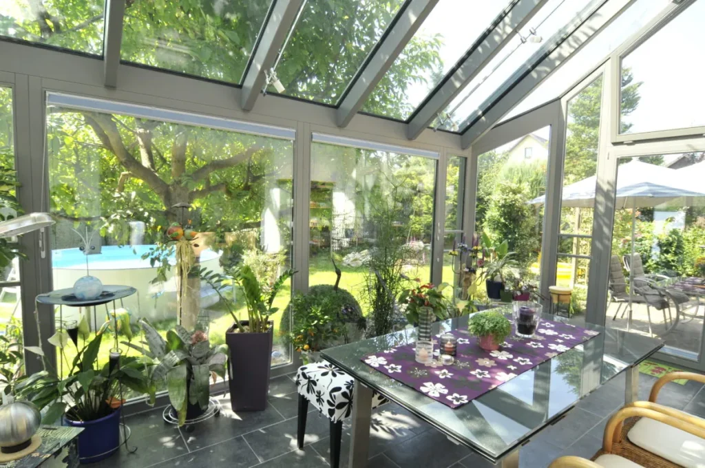 Warmwintergarten in Kleinsendelbach von innen: Esstisch unter dem Glasdach mit Dreifachverglasung