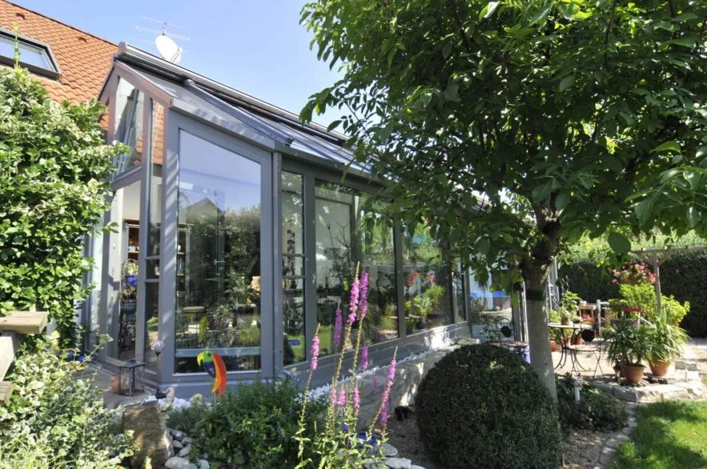 Wintergarten Kleinsendelbach von der Gartenseite mit grauen Profilen