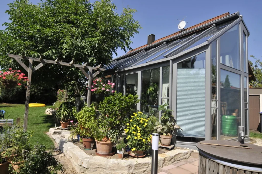 Stirnseite des Wintergartens Kleinsendelbach mit Plissees und Pergola davor