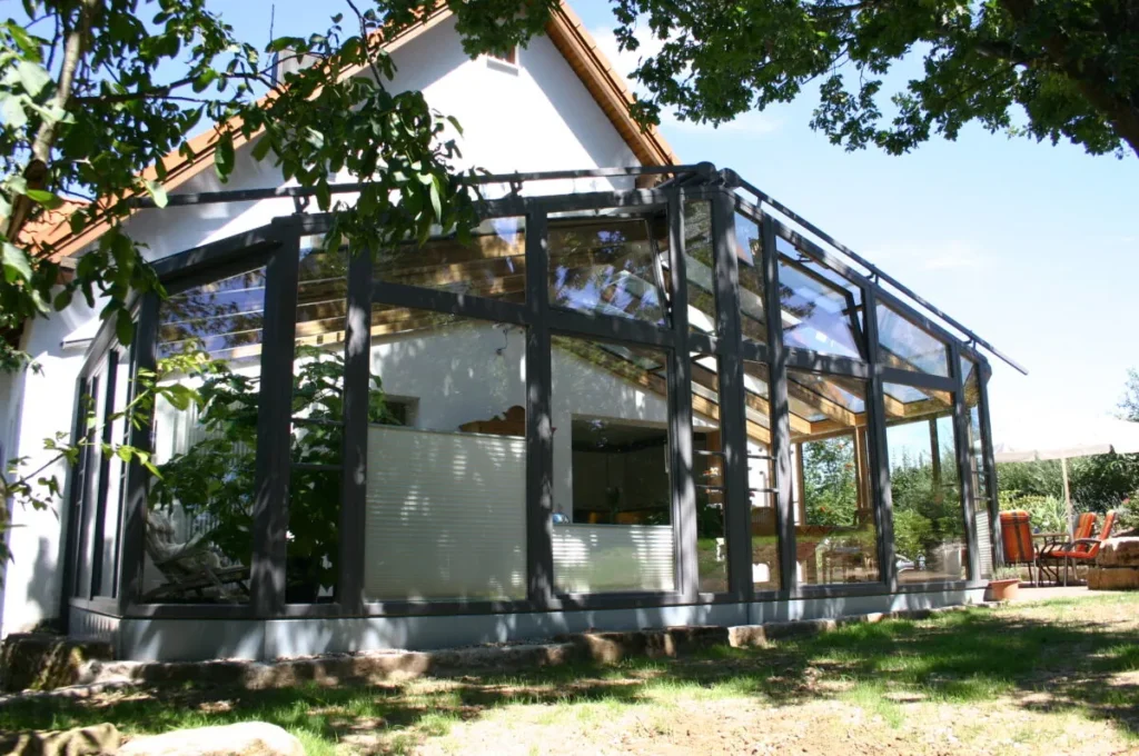 Wintergarten Kunreuth von der Gartenseite mit anthrazitfarbenen Profilen