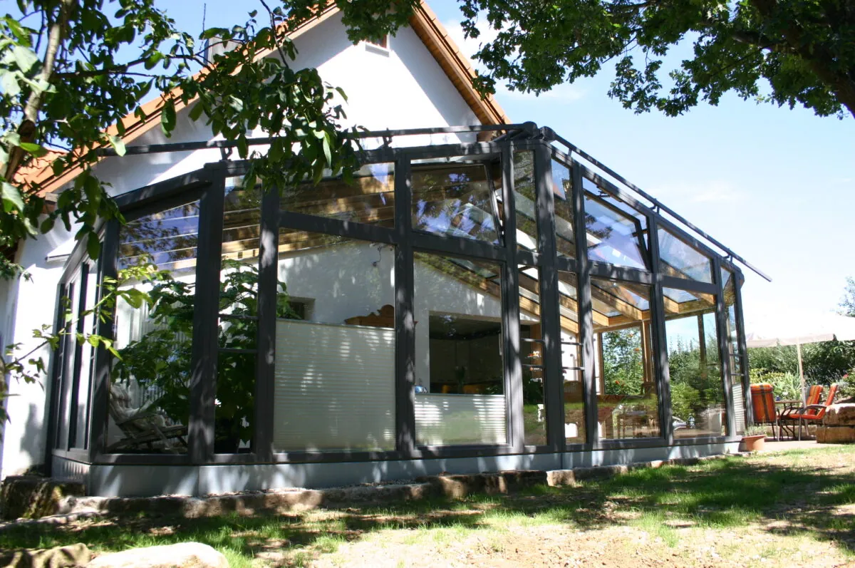 Wintergarten mit Satteldach an der Giebelseite eines Hauses in Kunreuth