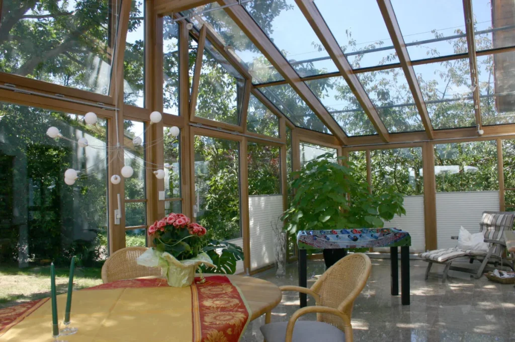 Wintergarten in Kunreuth von innen: Holzkonstruktion unter dem Glasdach