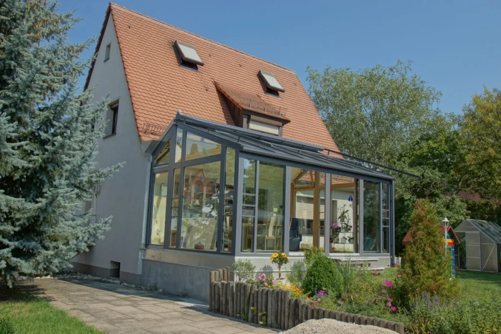 Wintergarten mit Pultdach an einem Einfamilienhaus in Maiach
