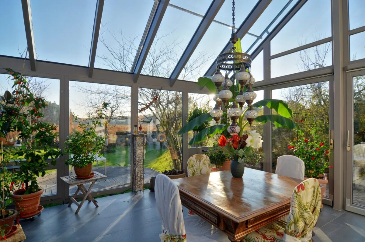 Blick vom Esstisch durch den Wohnwintergarten in Möhrendorf in den Garten