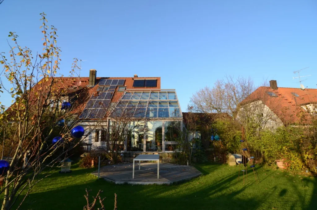 Zweistöckiger Wohnwintergarten in Möhrendorf von der Gartenseite