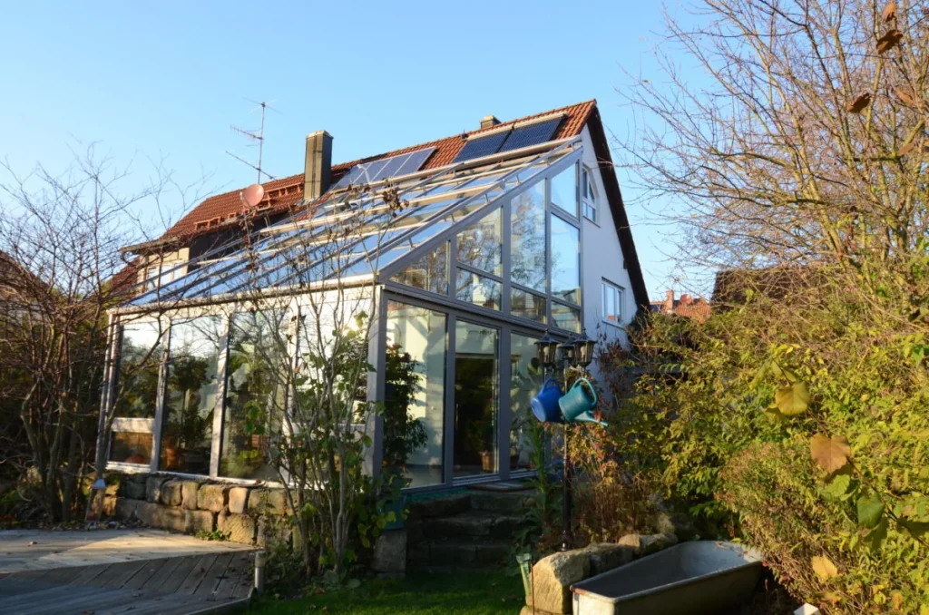 Wohnwintergarten über zwei Etagen in Möhrendorf, das Dach überragt die Traufe