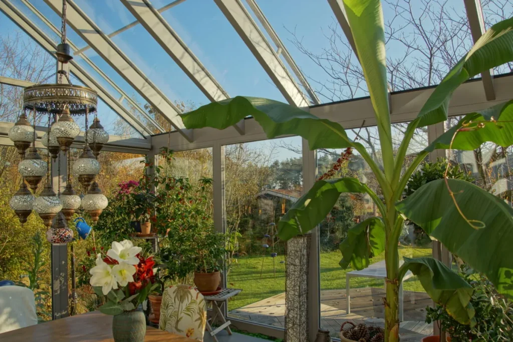 Blick aus dem Wintergarten in Möhrendorf in den Garten