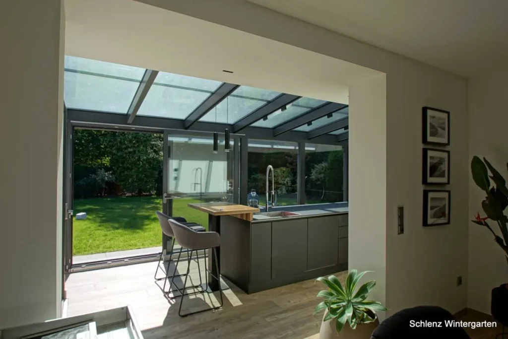 Wintergarten in Rathsberg: Glasdach und Glasfront über der Küche